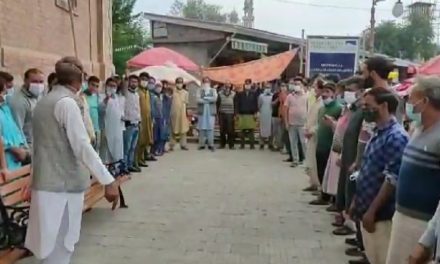 Shopian residents stage protest against transfer of Executive Officer, Shopian Municipal council;demand revocation of order.