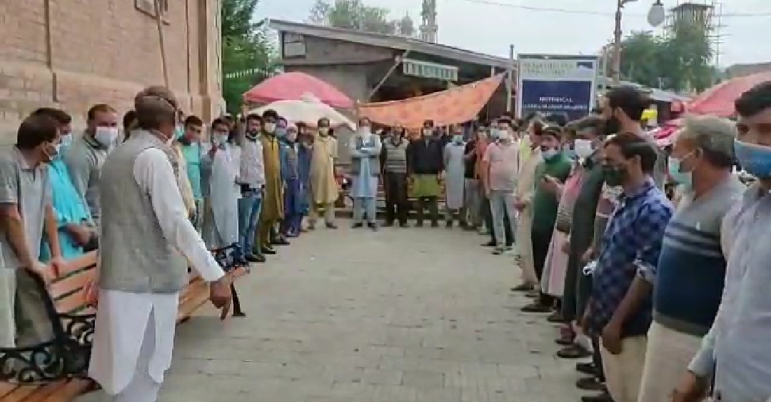 Shopian residents stage protest against transfer of Executive Officer, Shopian Municipal council;demand revocation of order.