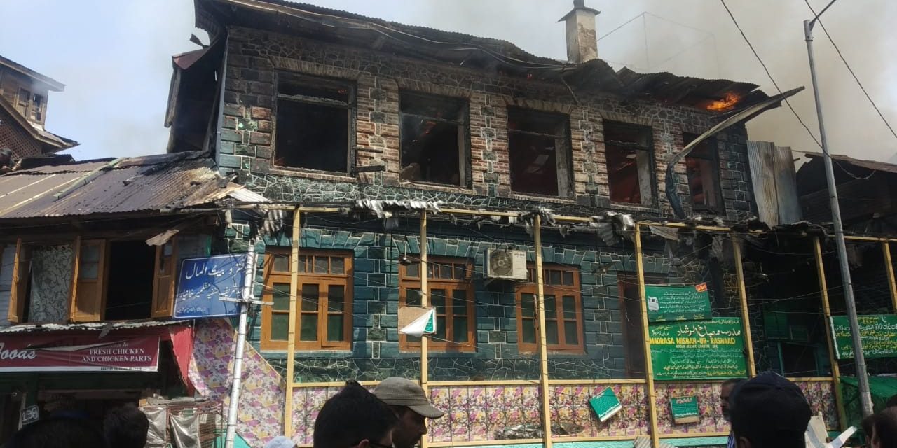 Fire Damages Mosque, Several Other Structures in Akalmir Khanyar;2 Fire Squad Personnel Sustain Minor Injuries