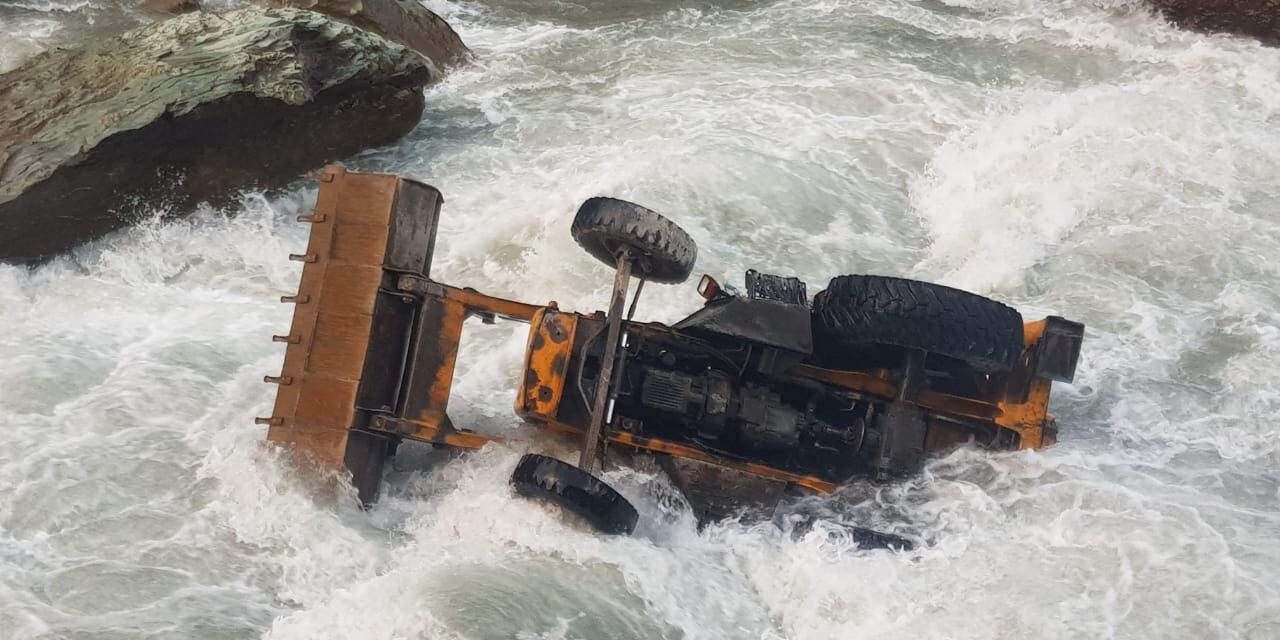 JCB Operator injured, Conductor missing after JCB rolled down into Nallah Sindh near Hung Sonamarg