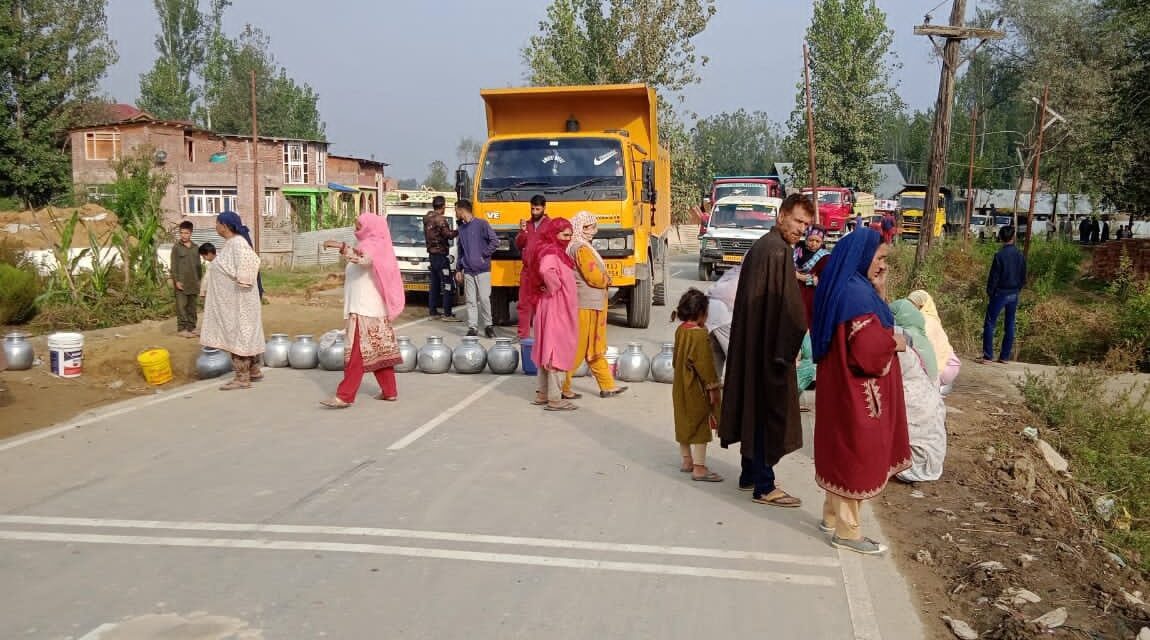 Reshipora Awantipora Inhabitants Protest Over Unavailability of Water Supply