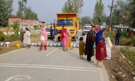 Reshipora Awantipora Inhabitants Protest Over Unavailability of Water Supply