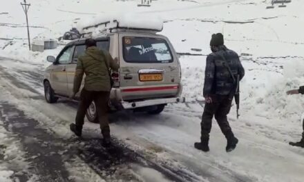 Ganderbal Police rescued 200 Vehicles in major rescue operation at Sonamarg