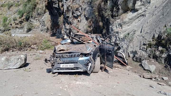 Couple among 3 injured after hit by shooting stones along Sgr-Jmu highway