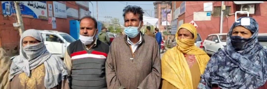 Family of Kashmiri student arrested in Agra stages protest, demands his release;Appeals LG Sinha to intervene, seek forgiveness