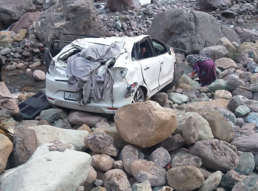 Husband injured, wife escapes unhurt in road accident in Uri