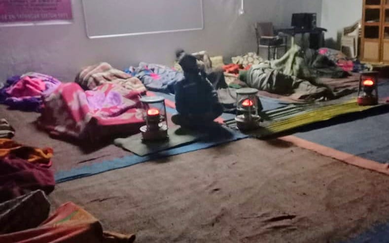 Ganderbal Police,118BN CRPF rescued 34 truck drivers from Zojila Sonamarg and shifted to CRPF Camp Gund