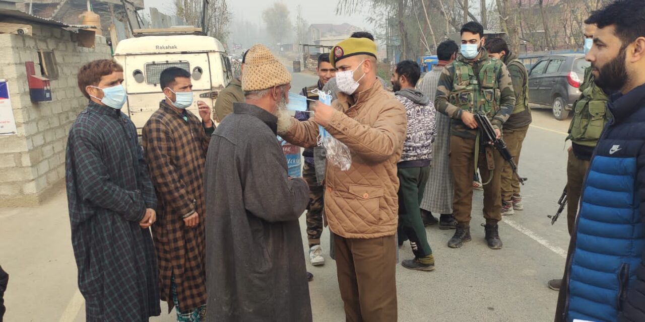 Police distributes face masks in Ganderbal;1706 violators fined for violating the Covid-19 guidelines