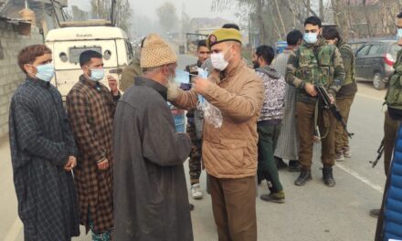 Police distributes face masks in Ganderbal;1706 violators fined for violating the Covid-19 guidelines