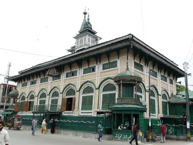 Friday following: Devotees throng Dastgeer Sahab (RA) shrine, participate in congregational prayers