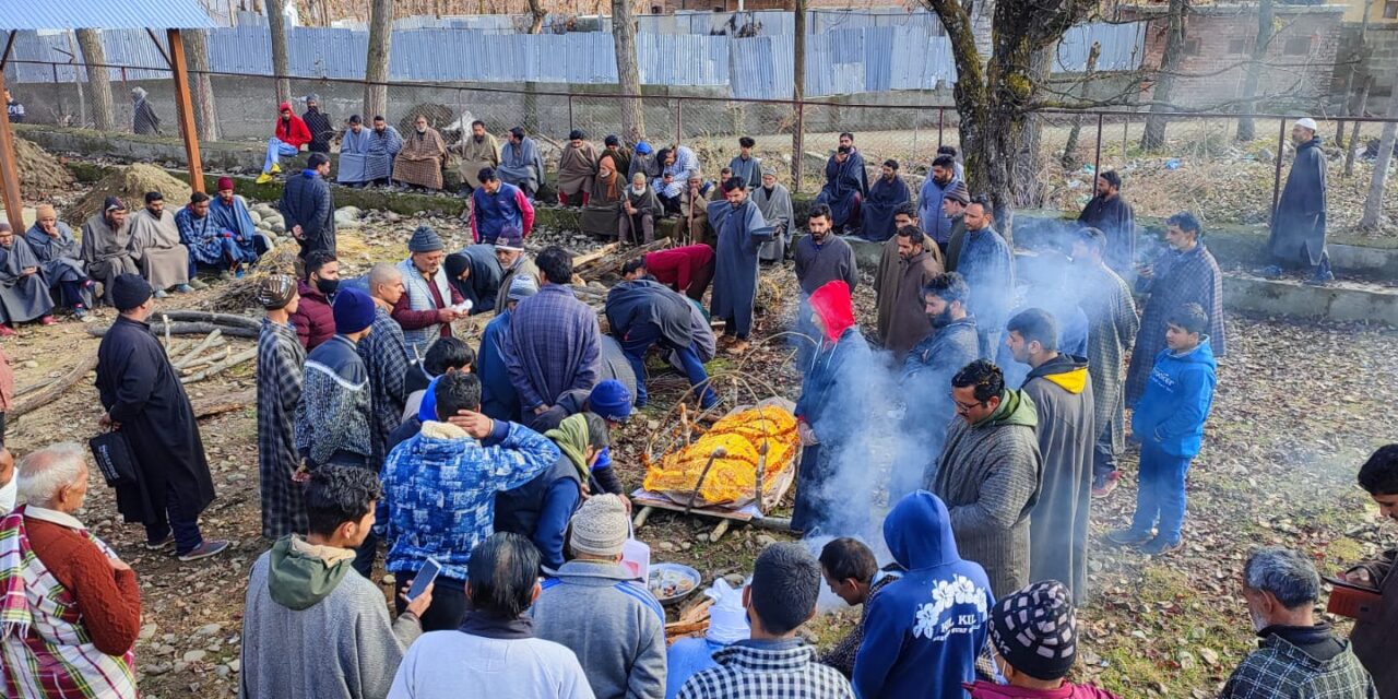 Muslims perform last rites of elderly Kashmiri Rajput Hindu in Kulgam
