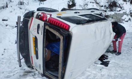 Driver killed, 9 persons injured in road accident in Tanghdar Kupwara
