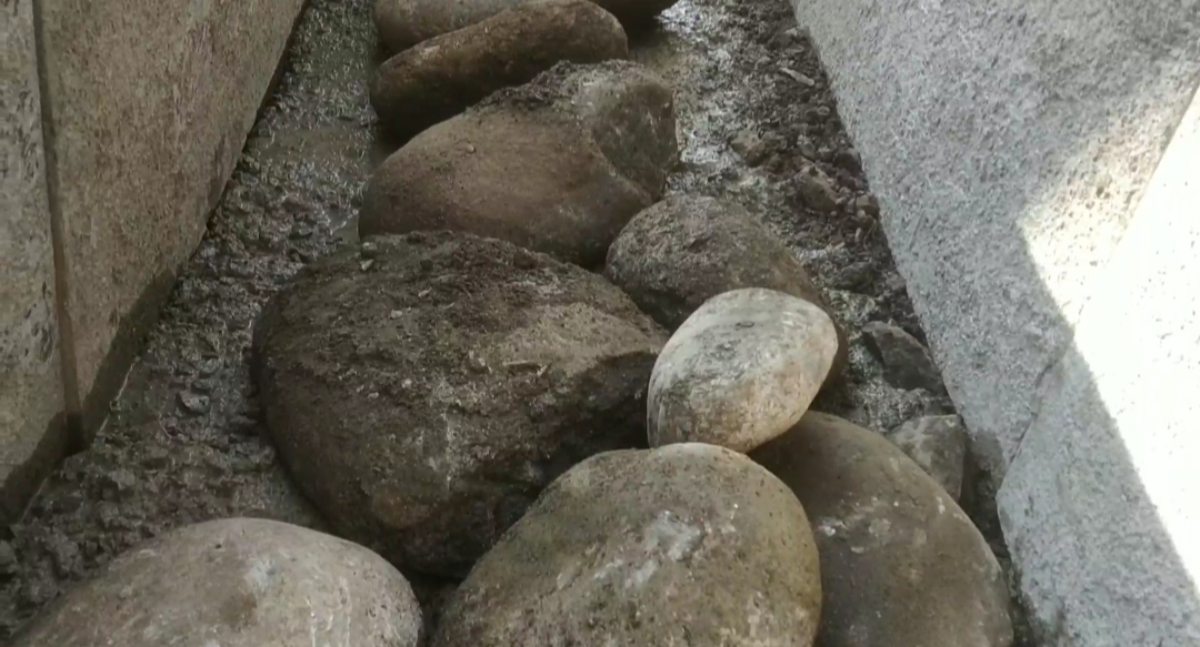 Extra size boulders and Substandard material being used in construction of Protection wall at Lar