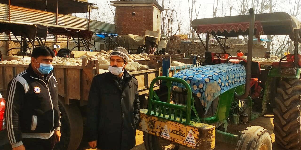 7 tractors among 8 Vehicles seized for illegal extraction in Ganderbal