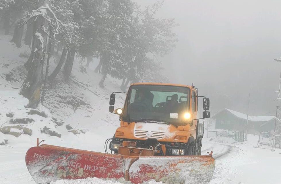 Snowfall in parts of Kashmir valley, rains in plains as mercury rises in J&K, Ladakh
