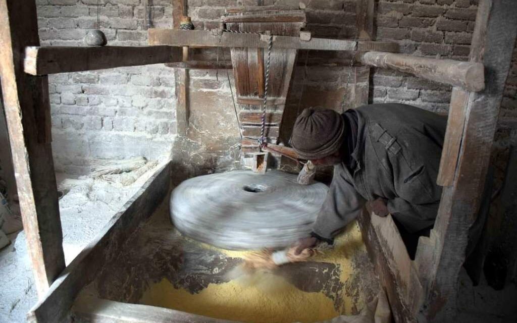 Decades on, Budgam villagers keep date with traditional grinding mill ‘Aab-e-Gratte’