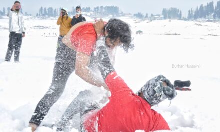 Pahalgam, Gulmarg abuzz with activities on New Year eve