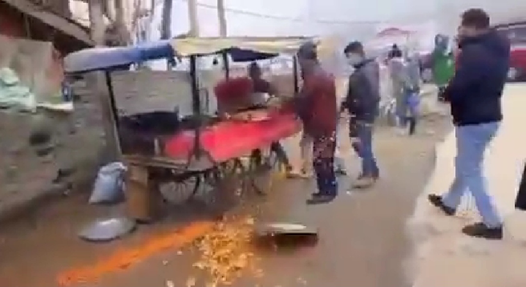 Harassment of street vendors in Baramulla : 4 employees suspends