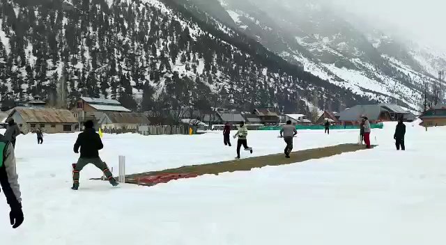 Snow cricket in Kashmir’s Gurez catches eyes of Int’l cricketers