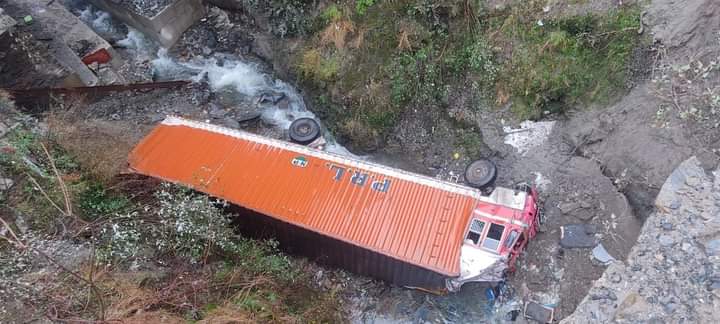 Driver injured after Truck plunges into deep gorge on Jmu-Sgr NHW