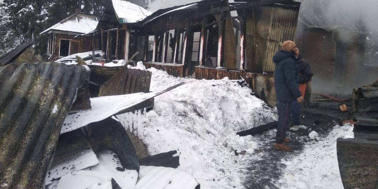 Hut gutted in overnight fire in Gulmarg