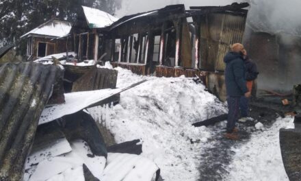 Hut gutted in overnight fire in Gulmarg
