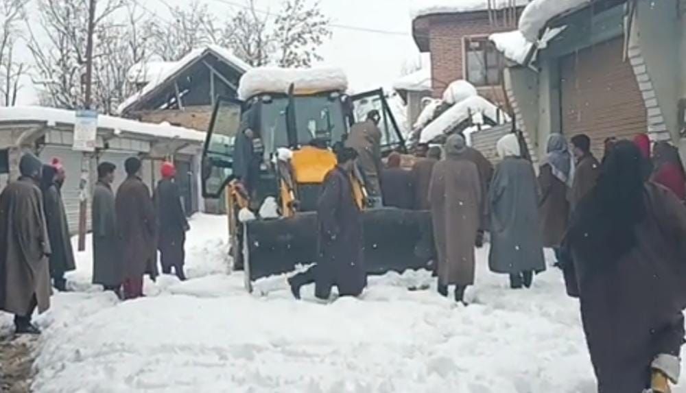 Lady injured after shed collapsed in Achan Pulwama,”Shifted to hospital in JCB: Locals