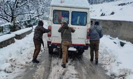Amid Heavy Snowfall:Ganderbal Police provides helping hand to General Public