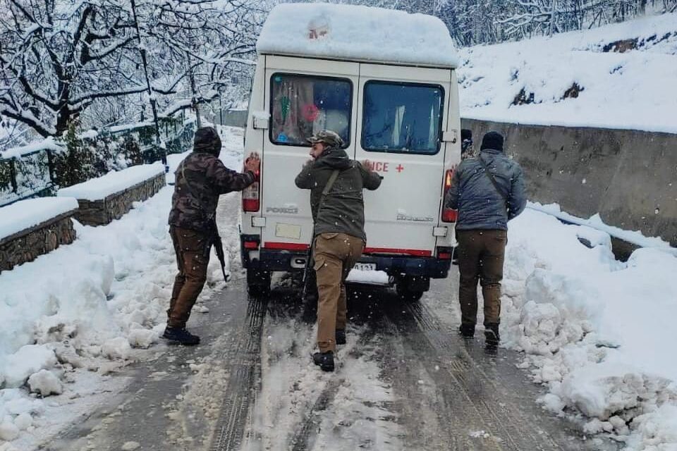Amid Heavy Snowfall:Ganderbal Police provides helping hand to General Public