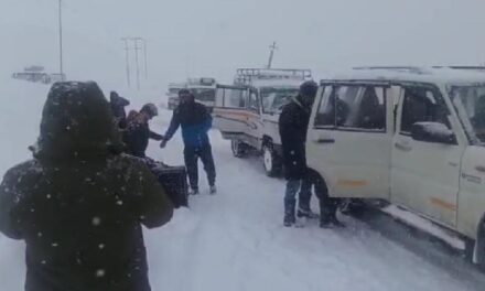Ganderbal police evacuate over 50 stranded tourists from Sonmarg to safer places