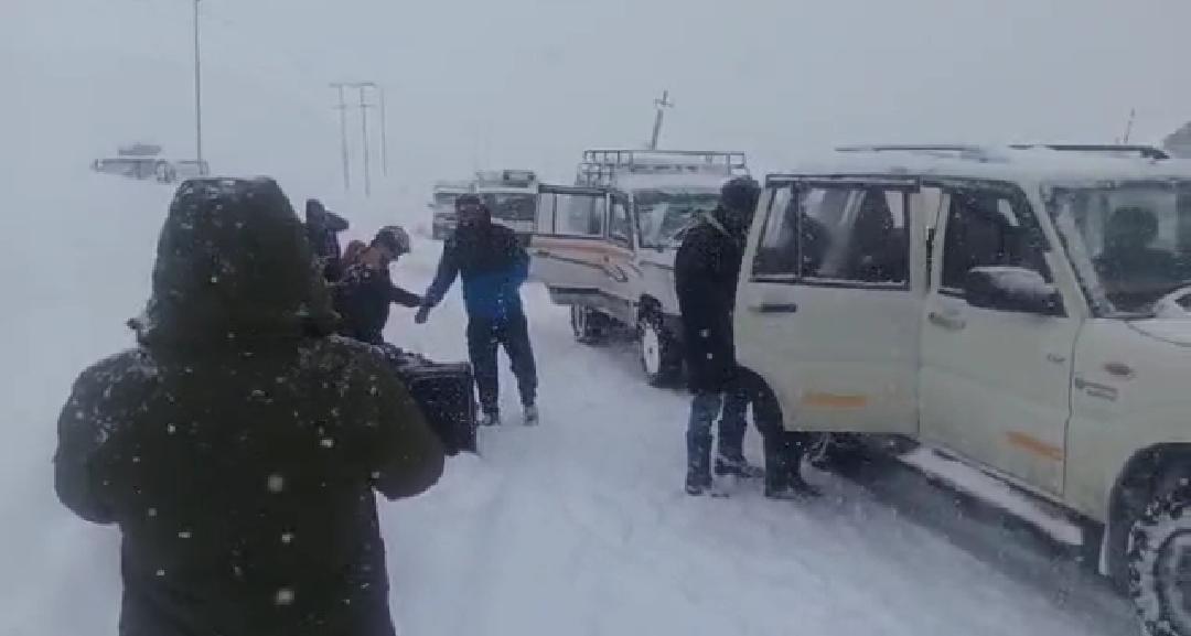 Ganderbal police evacuate over 50 stranded tourists from Sonmarg to safer places