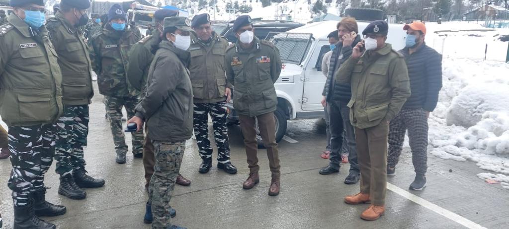 IGP Kashmir reviews Yatra security at Navyug Tunnel