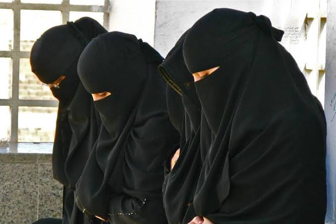 Hijab row: HC asks students not to insist on wearing ‘religious things’ till matter is resolved