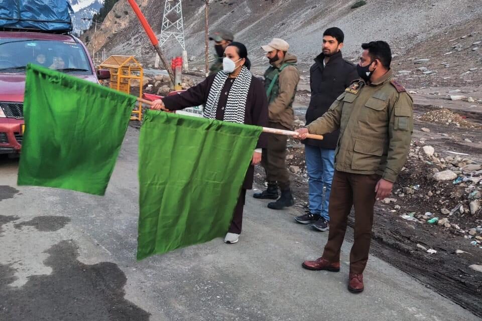 Srinagar leh highway thrown open for ligh motor vehicles