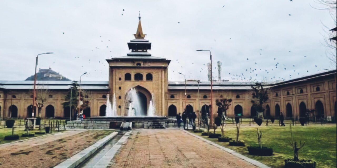 After 30 weeks Jamia Masjid Srinagar reopened for Friday prayers