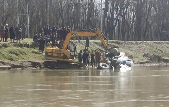 Tipper driver dies as vehicle plunges into nallah at Kupwara