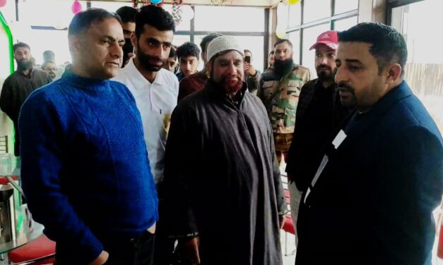 Chairman MC Ganderbal Hilal Tantray inaugurates “Uptown Cafe” at Shuhama Nagbal