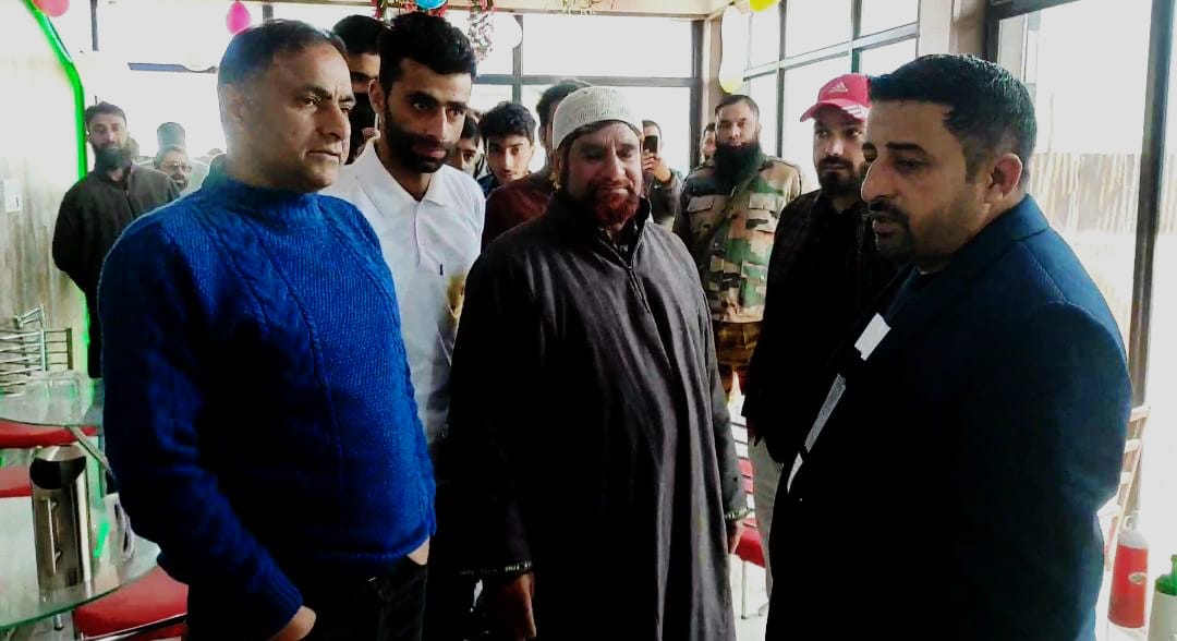 Chairman MC Ganderbal Hilal Tantray inaugurates “Uptown Cafe” at Shuhama Nagbal