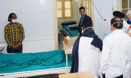 Lt Governor visits SMHS hospital; enquires about the condition of two labourers injured in recent militant attacks