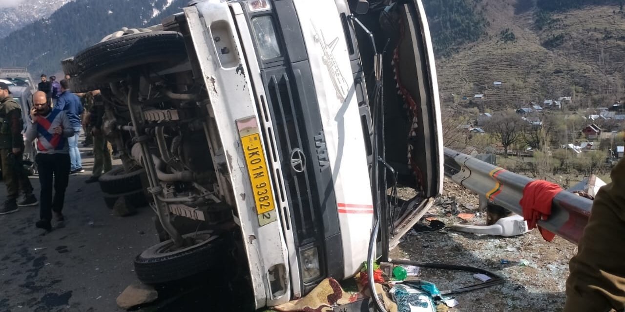 Update : Two tourists killed, several injured in Kangan accident