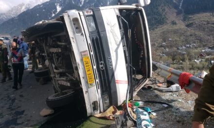 Update : Two tourists killed, several injured in Kangan accident