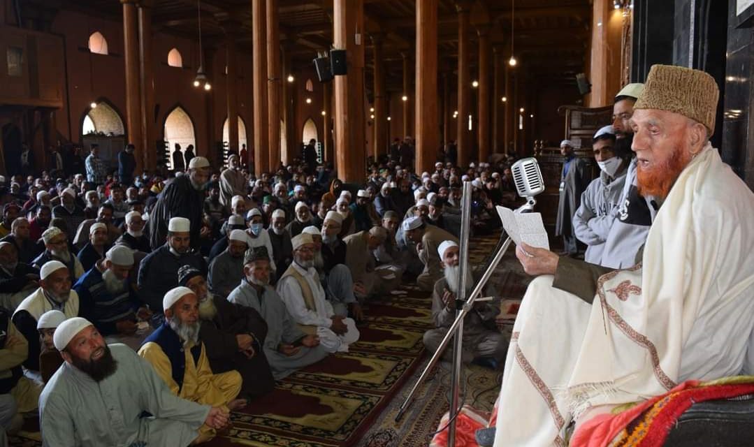 Imam Jama Masjid calls for social reform, release of Mirwaiz-e-Kashmir