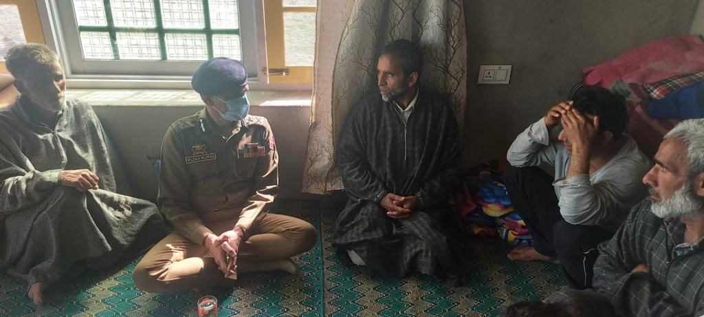 Top police officers visit Budgam to mourn killing of SPO, his brother