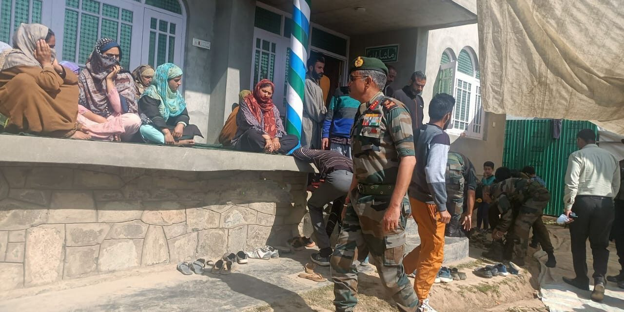In a first, GoC 15 Corps Lt Gen D P Pandey visits house of slain SPO, his brother in Budgam