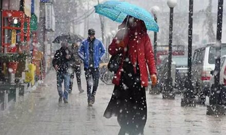 Fresh snowfall in upper reaches, rains lash plains in Kashmir