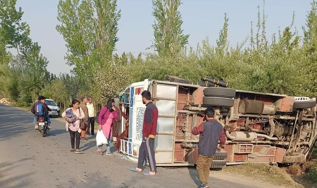 4 women among 6 tourists injured as mini-bus turns turtle in Anantnag