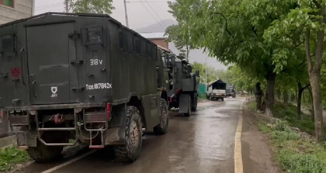 Baramulla encounter:2 militants killed,4 soldiers, cop injured, operation on