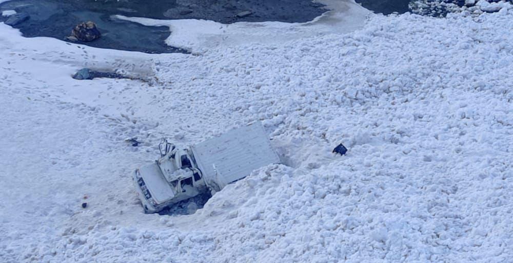 Driver killed as snow avalanche hits vehicle at Shaitan nallah