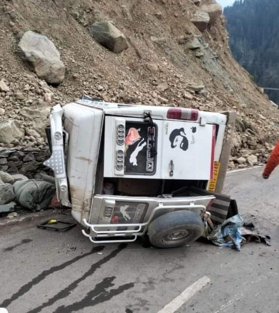 7 persons injured in road accident on Mughal road