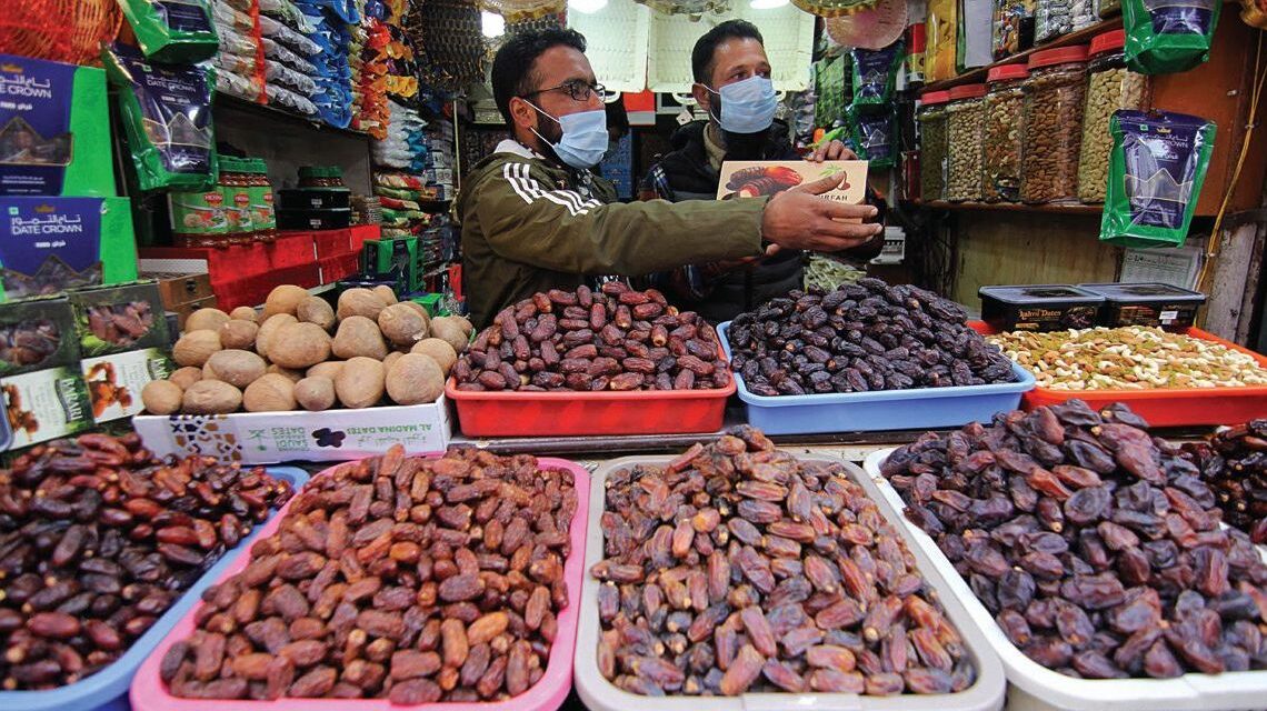 After two years, Kashmiris keep ‘date with dates’ on Ramadhan eve